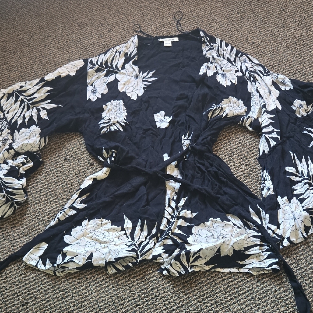 Billabong White & Black Floral Balloon Sleeve Beach Coverup